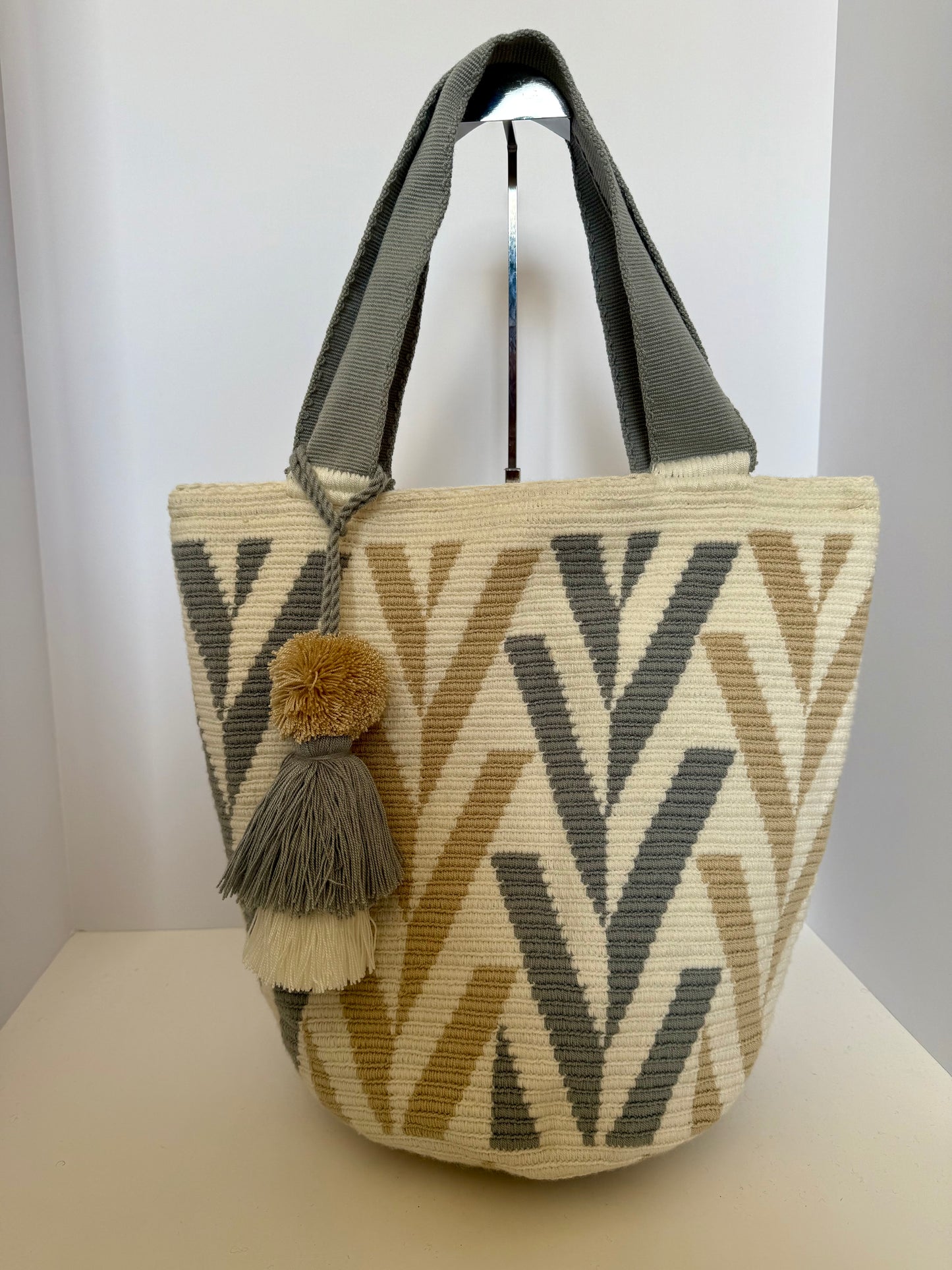 Wayuu XL Handwoven Tote Bag Inner lining, sliding and ornament (pompom)