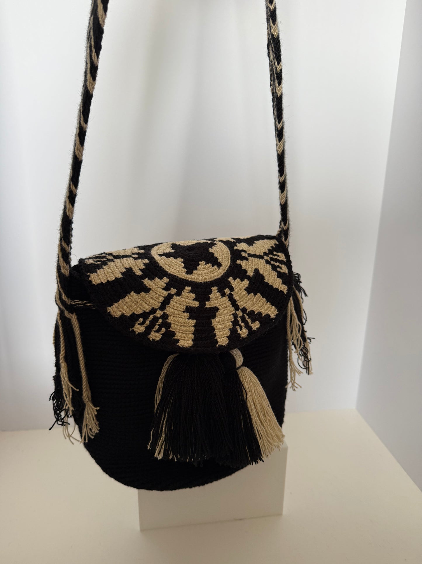 Handmade Wayuu M size with Woven Flap