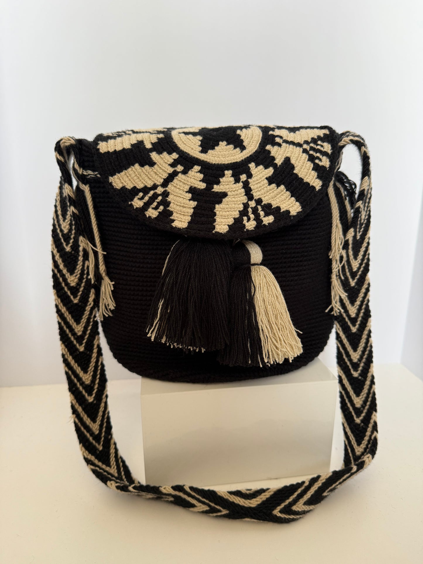 Handmade Wayuu M size with Woven Flap