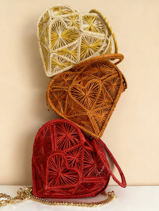 Handmade Iraca Palm Heart-Shaped Bag – Artisan Colombian Handwoven Purse double use strap