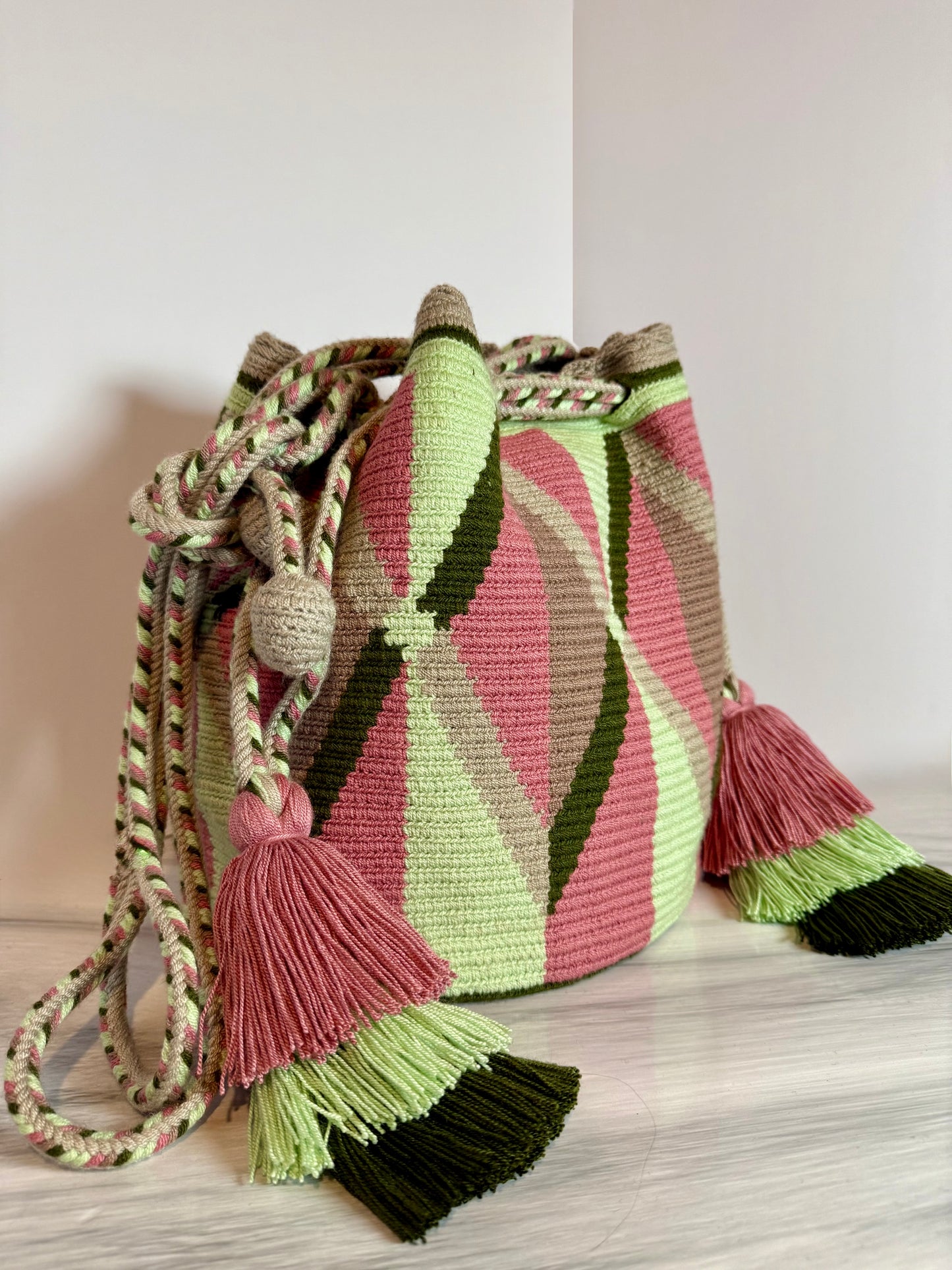 Handmade Wayuu bag with adjustable strap and special design