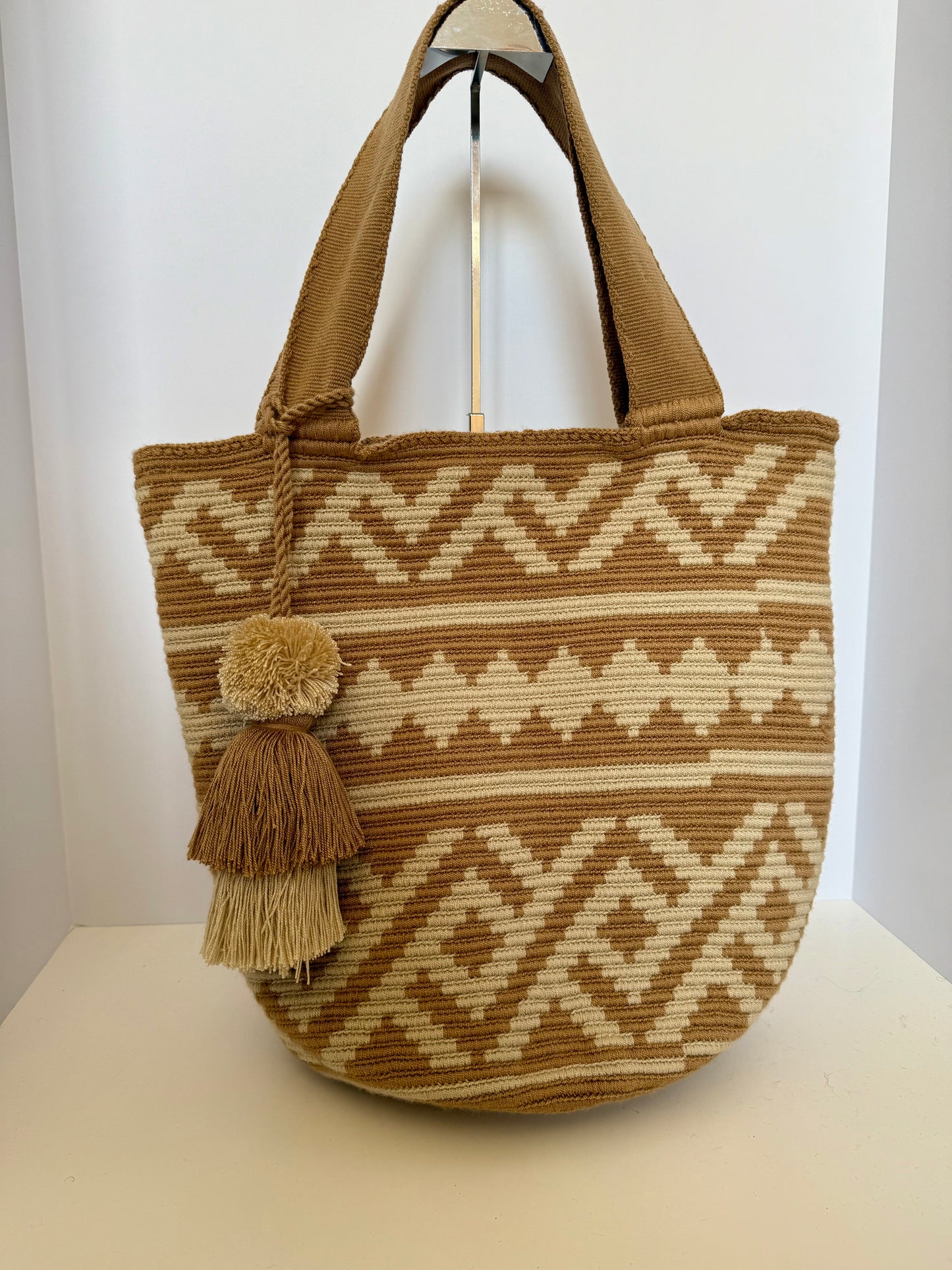 Wayuu XL Handwoven Tote Bag Inner lining, sliding and ornament (pompom)