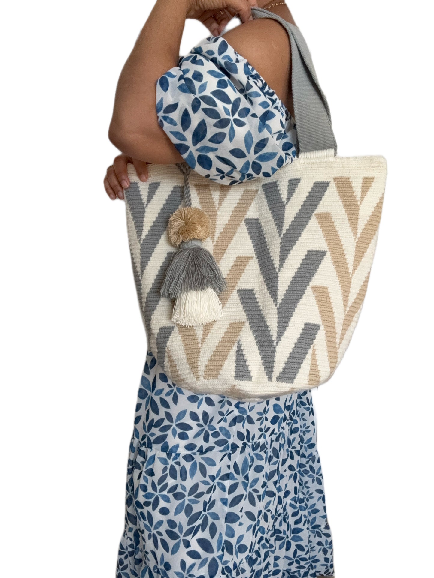 Wayuu XL Handwoven Tote Bag Inner lining, sliding and ornament (pompom)