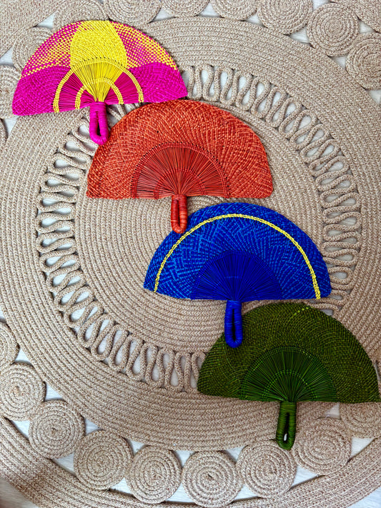 Handmade iraca palm fan - Colombian crafts