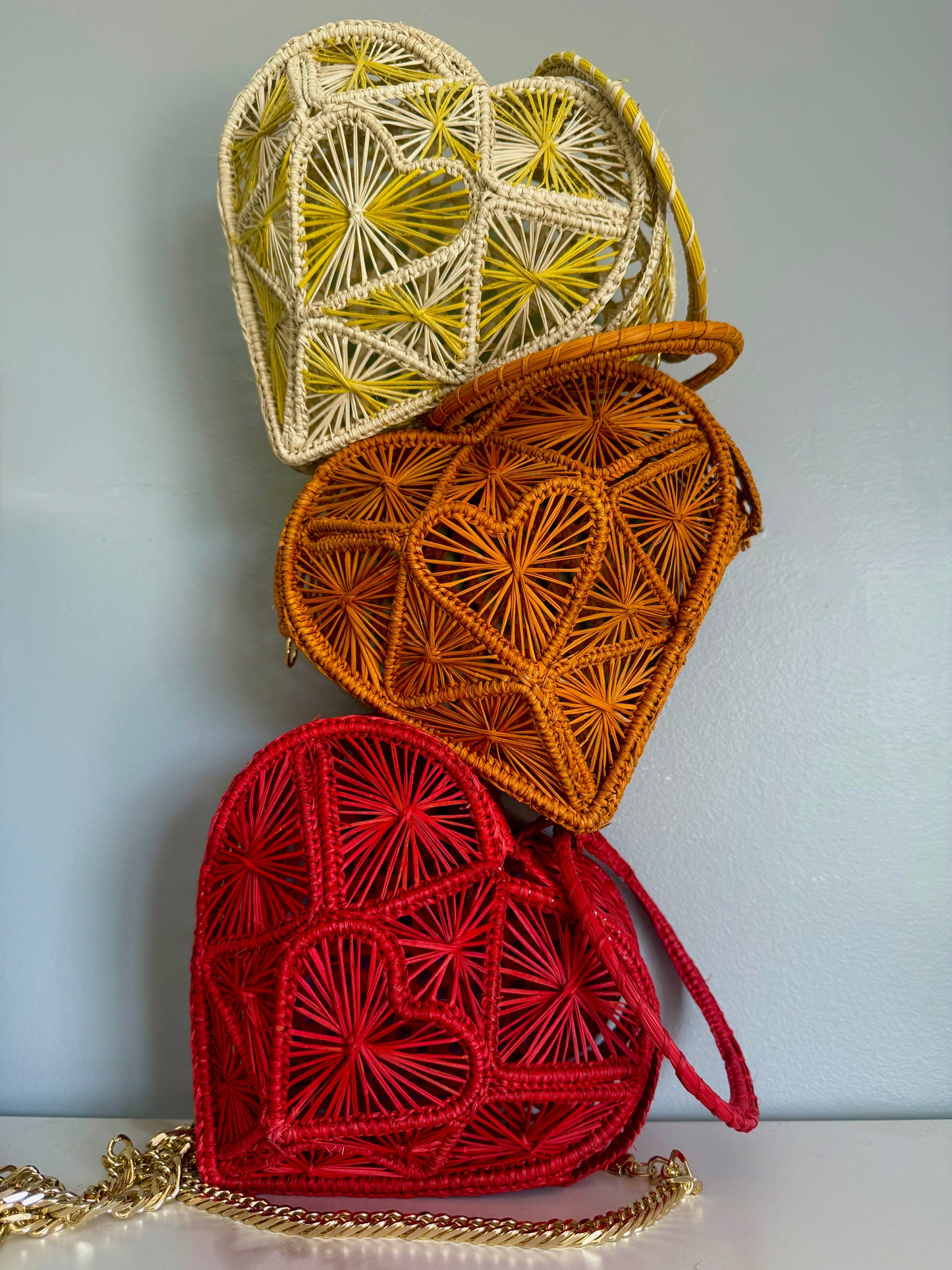 Handmade Iraca Palm Heart-Shaped Bag – Artisan Colombian Handwoven Purse double use strap