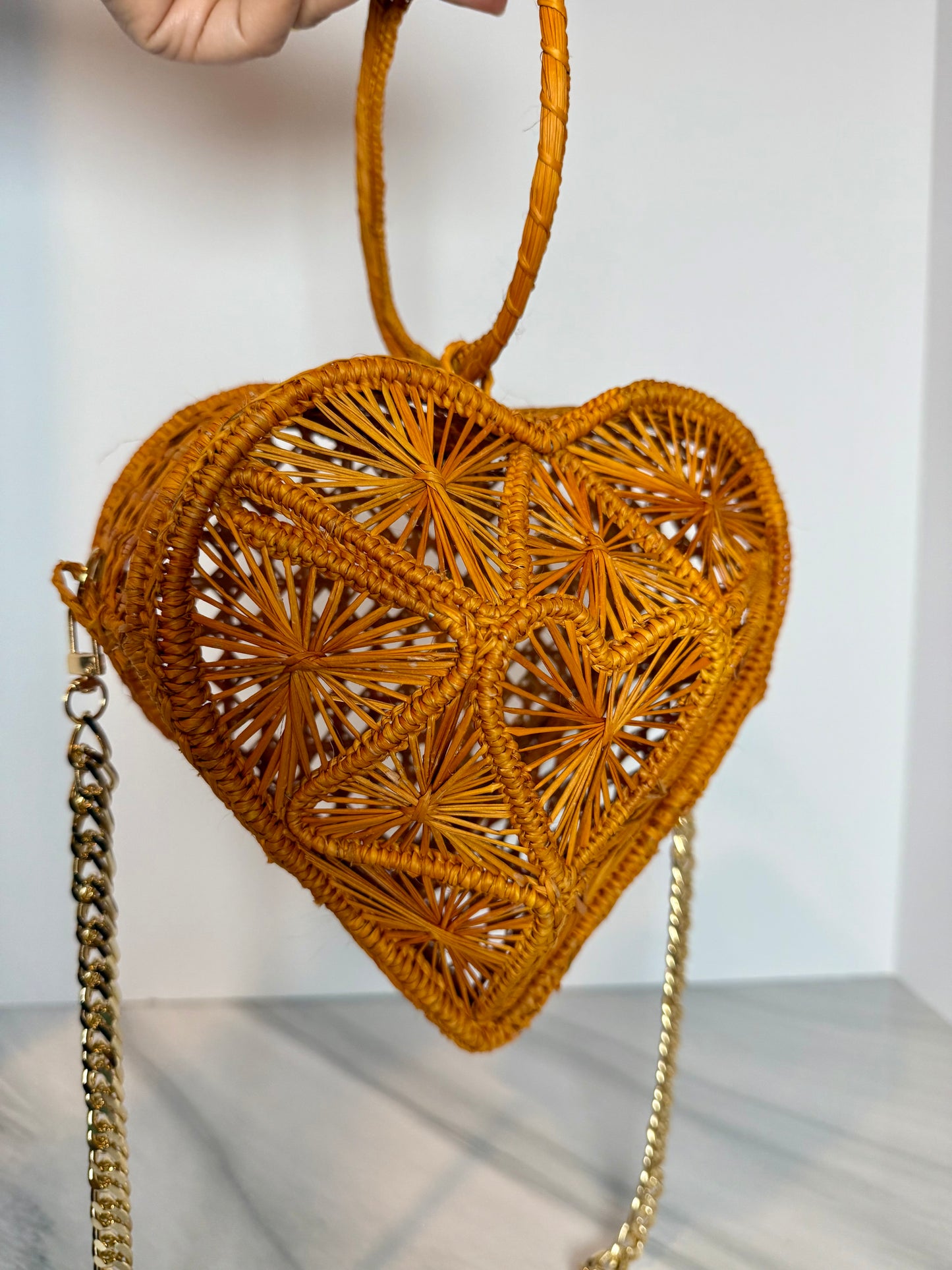 Handmade Iraca Palm Heart-Shaped Bag – Artisan Colombian Handwoven Purse double use strap