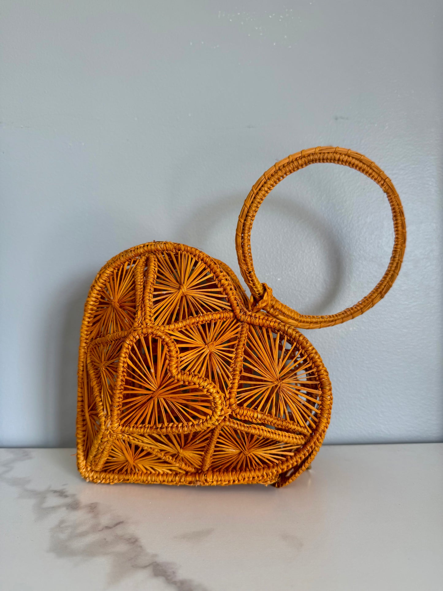 Handmade Iraca Palm Heart-Shaped Bag – Artisan Colombian Handwoven Purse double use strap