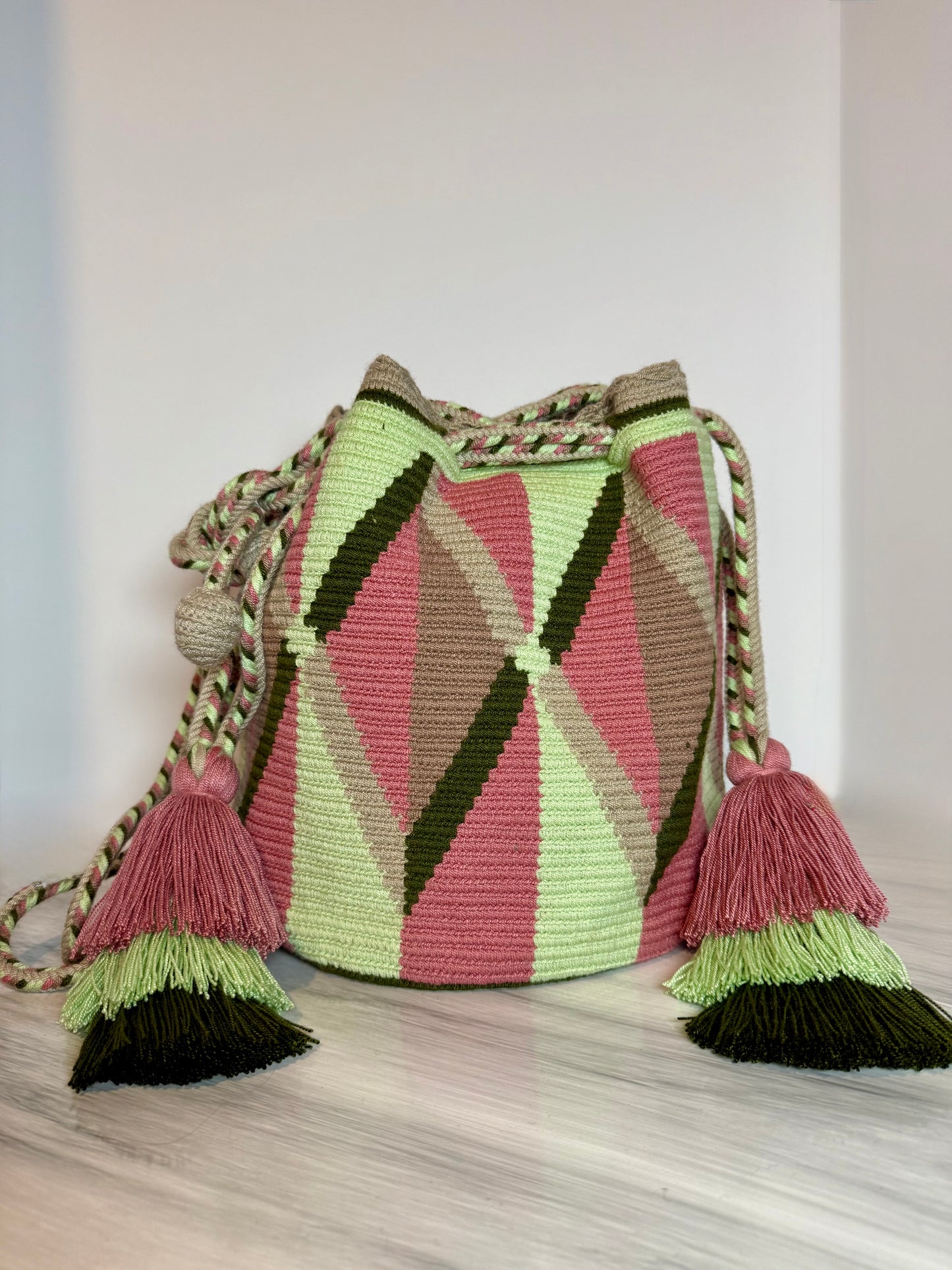 Handmade Wayuu bag with adjustable strap and special design