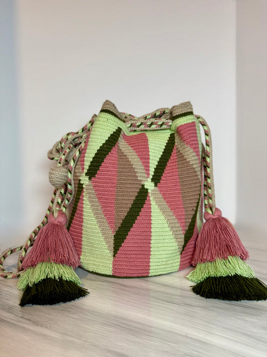 Handmade Wayuu bag with adjustable strap and special design